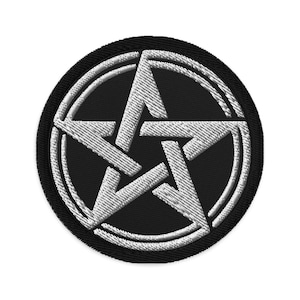 Può includere: Una toppa ricamata in bianco e nero con un design a pentagramma. Il pentagramma è circondato da un cerchio con un contorno bianco.
