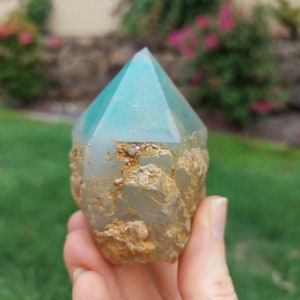 Fantasma de ajoita grande en cristal de cuarzo con inclusiones de confeti de cobre Espécimen raro de calidad