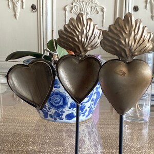 Sagrado Corazón de hojalata abierto de stock antiguo sobre soporte de metal