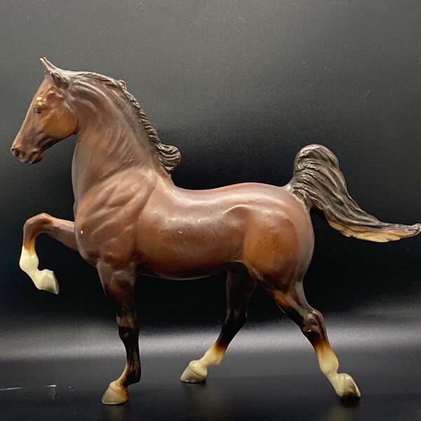 Caballo de montar americano Breyer Mold de 140 años con cinta roja