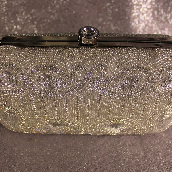 Vintage-Style Silver Clutch with Beaded Crystal Detailing and Detachable Crossbody Chain Perfect for Weddings, Parties, and Eid.