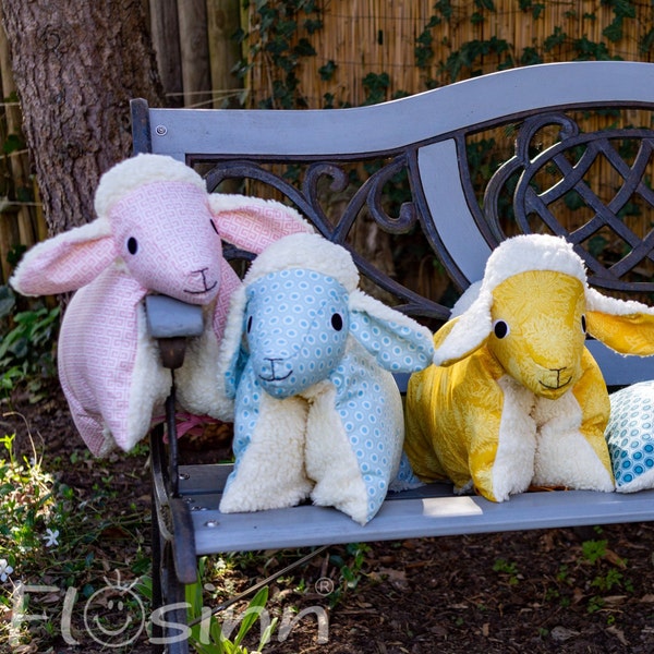 Tierkissen Lamm mit Teddyplüsch. Kuscheltier und Kissen in einem. Personalisierbares Baby Geschenk. Vielseitig einsetzbar. Stofftier Schaf