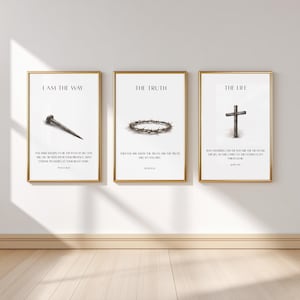 Könnte beinhalten: Drei gerahmte Kunstdrucke mit goldenen Rahmen. Die Drucke zeigen religiöse Themen mit den Sätzen "I AM THE WAY", "THE TRUTH" und "THE LIFE". Jeder Druck hat ein anderes Bild: ein Nagel, eine Dornenkrone und ein Kreuz.