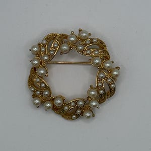 Beautiful Vintage Gold Plated Faux Pearl Circle Brooch With Varying Sized Pearls