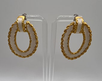 Belles boucles d'oreilles percées crème et or mat vintage des années 1990, entourage de heurtoir de porte moderne