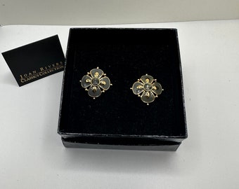 Vintage Joan Rivers Grey Dogwood Flower Clip Earring