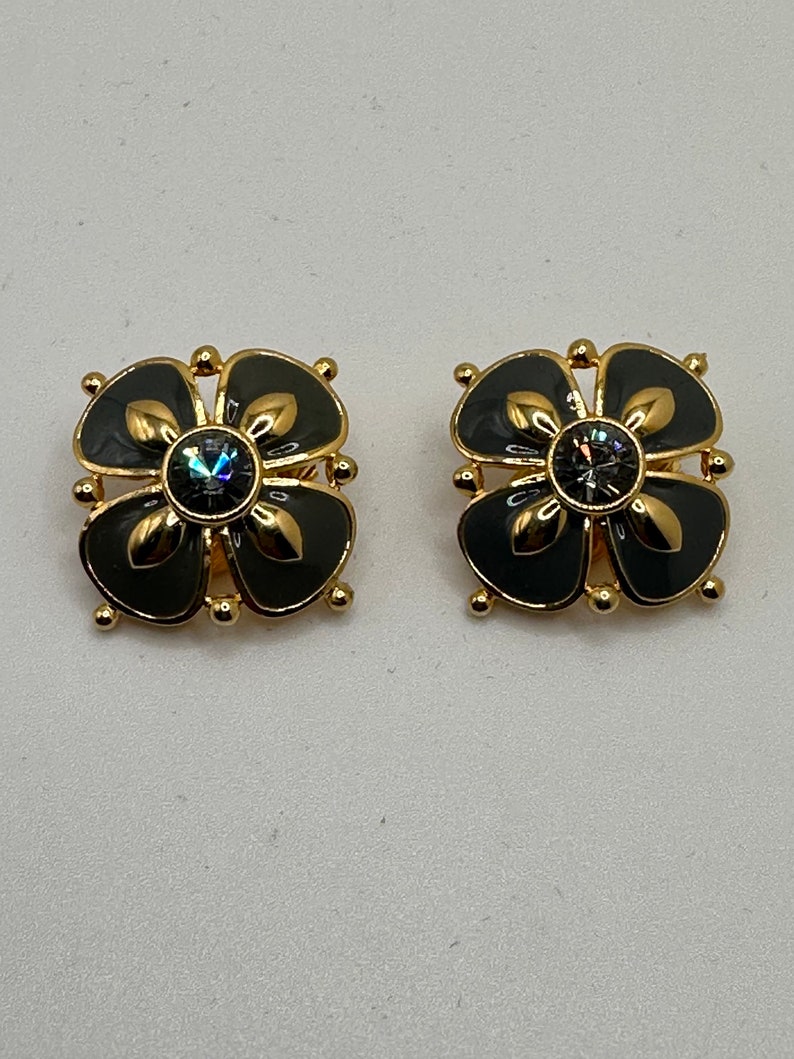 Vintage Joan Rivers Grey Dogwood Flower Clip Earring image 5