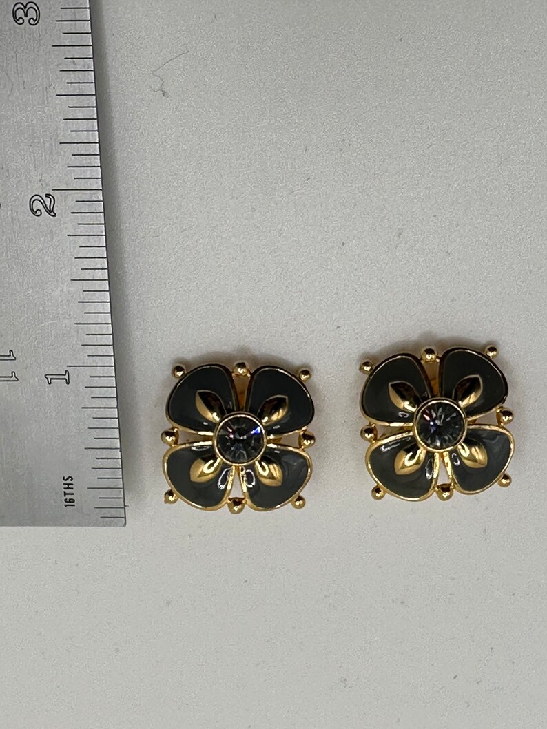 Vintage Joan Rivers Grey Dogwood Flower Clip Earring image 6