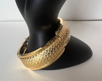 Vintage Gold Tone Hinged Cuff Armband strukturiertes Design