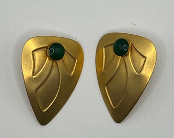 NWOT Orion Vintage Matte Art Deco Goldtone Earrings with a Emerald Green Cabochon