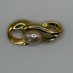 Classic Vintage Gold Plated Abstract Faux Pearl Brooch