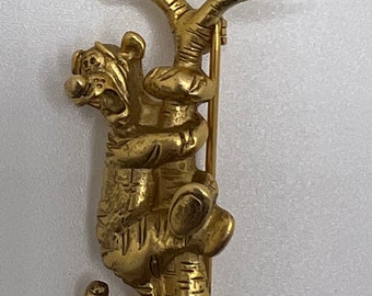 Disney Winnie the Pooh with 3D Terrified Tigger Clinging to Tree Gold Tone Pin