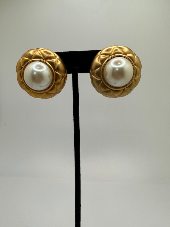 Vintage Marvella Statement Button Style Pearl Clip