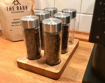 Bean Storage Set | Single Dosing Station, 6 x Glas Container & Tablett aus Holz | Mit Gravur »FOR COFFEE LOVERS«