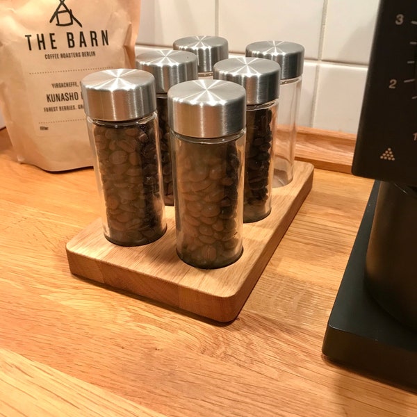 Bean Storage Set | Single Dosing Station, 6 x Glas Container & Tablett aus Holz | Mit Gravur »FOR COFFEE LOVERS«