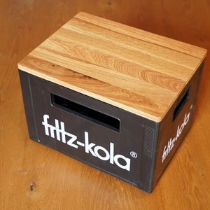 Deckel aus Holz für Fritz-Kola Getränkekiste Eiche Hocker Tisch Nachttisch Sitzauflage Nachhaltiges Geschenk Upcycling Bild 2