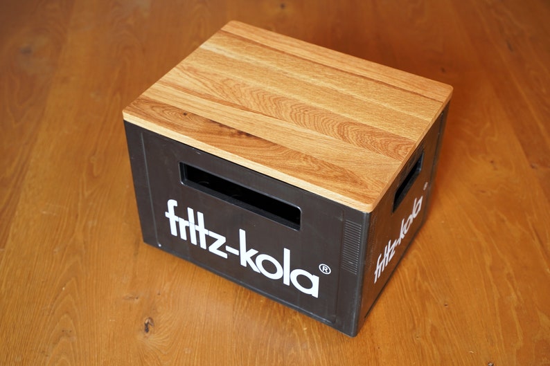 Deckel aus Holz für Fritz-Kola Getränkekiste Eiche Hocker Tisch Nachttisch Sitzauflage Nachhaltiges Geschenk Upcycling Bild 2