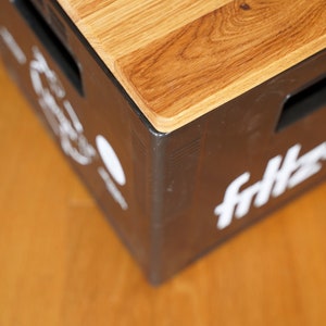 Deckel aus Holz für Fritz-Kola Getränkekiste Eiche Hocker Tisch Nachttisch Sitzauflage Nachhaltiges Geschenk Upcycling Bild 3