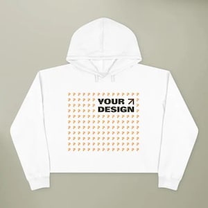 Może przedstawiać: Biała bluza z kapturem z wzorem małych strzałek w kolorze pomarańczowym i tekstem "YOUR DESIGN" w kolorze czarnym.