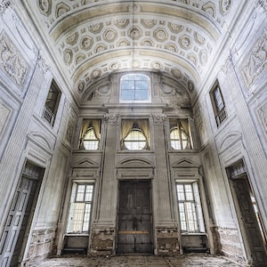 Customizable photograph of abandoned villa in Italy, in urbex art print in limited edition of 30 copies, &quot;Gold&quot;