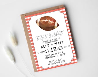 Puede incluir: Invitación con temática de fútbol para una fiesta de bienvenida. El diseño presenta una ilustración de fútbol en acuarela, un borde a cuadros rojo y blanco e información del evento, incluyendo nombres, fecha, hora y lugar.