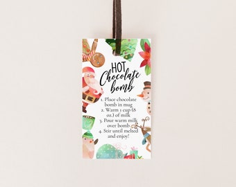 以下が含まれることがあります： 「HOT Chocolate bomb」の文字と水彩デザインが施された長方形のギフトタグ。サンタクロース、雪だるま、その他のお祝いの要素のイラストが特徴です。ホットチョコレートの作り方の説明が含まれています。