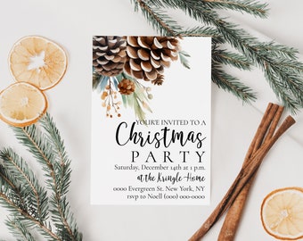 Może przedstawiać: Zaproszenie na przyjęcie bożonarodzeniowe z akwarelowymi szyszkami i zielenią. Na zaproszeniu widnieje napis "You're Invited to a Christmas Party" z datą, godziną i miejscem. Laski cynamonu i suszone plasterki pomarańczy otaczają zaproszenie.