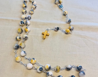 Rosary made of jade (dyed) semi-precious stone/gemstone in approx. 56 cm length with magnesite cross