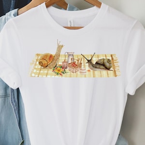 Camiseta estilo picnic de caracoles estilo cottagecore: Fiesta del té en el bosque vintage