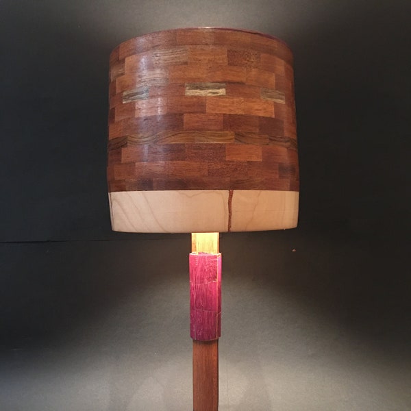 lampe en bois, lampe de table, lampe de bureau, lampe d ambiance, lampe a poser, turned wood, wood lamp, bois tourné, bois exotique teck