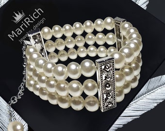 Bracelet sage classique à 3 rangs avec 54 perles de verre blanches parfaites. Bijoux de bras classiques et élégants pour femmes, pour les mariées. Conception par MariRich