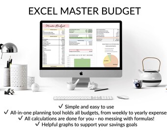 Op de afbeelding: Een computerscherm toont een Excel-spreadsheet met de titel "Excel Master Budget". De afbeelding bevat een bureaulamp, een toetsenbord, een theepot en andere kantoorbenodigdheden. De tekst op het scherm luidt "Simple and easy to use."