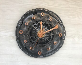 Orologio da parete fatto a mano con parti di automobili – Orologio in metallo industriale – Orologio con frizione per auto riciclata – Regalo unico per meccanici e amanti delle auto