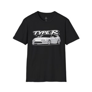 Könnte beinhalten: Schwarzes T-Shirt mit einer weißen Illustration eines Type R-Autos. Die Autografik ist mittig auf dem Shirt platziert, mit den Worten "TYPE R" darüber in einer stilisierten Schriftart. Das Shirt besteht aus einem weichen Material.