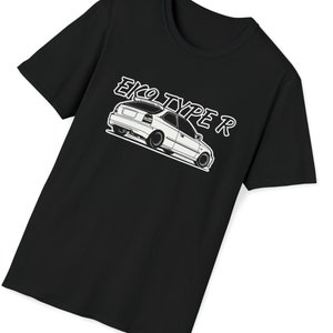 Puede incluir: Camiseta negra con una ilustración blanca de un coche y el texto "EK9 TYPE R". El coche es un hatchback, visto de perfil. El diseño es sencillo y limpio, con el texto encima del coche.