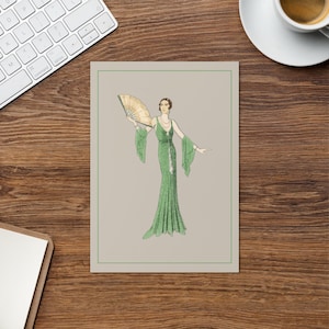 Dame inspirée des années 30 en robe verte de style clapet