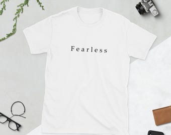 スタイリッシュなファッション好きのための白いステートメントTシャツ。彼女や友人への贈り物、特別な日のプレゼントにも最適です。