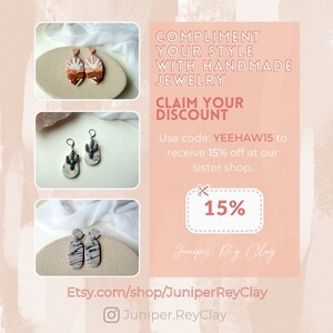Pu&ograve; includere: Una grafica rosa e bianca con il testo "COMPLIMENT YOUR STYLE WITH HANDMADE JEWELRY" e "CLAIM YOUR DISCOUNT". La grafica include anche il testo "Use code: YEEHAW15 to receive 15% off at our sister shop." e un cerchio rosa e bianco con il testo "15%" e il testo "Juniper Rey Clay". La grafica include anche il testo "Etsy.com/shop/JuniperReyClay" and "@Juniper.ReyClay".