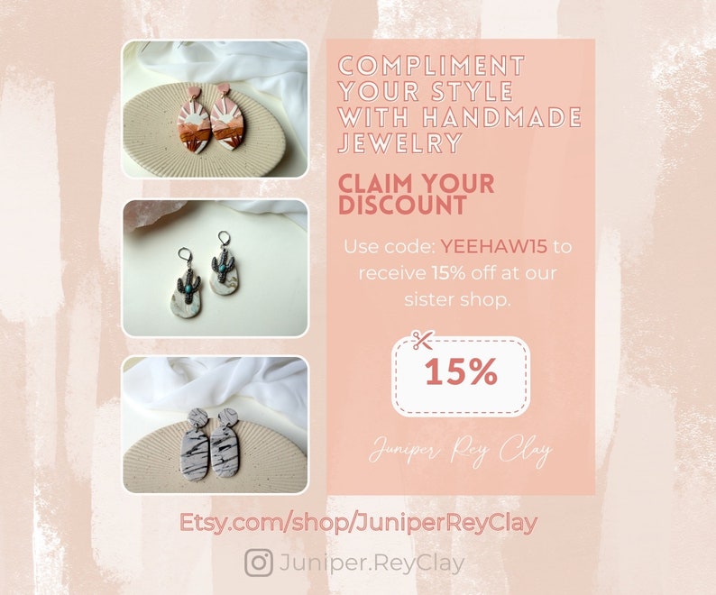 Pu&ograve; includere: Una grafica rosa e bianca con il testo "COMPLIMENT YOUR STYLE WITH HANDMADE JEWELRY" e "CLAIM YOUR DISCOUNT". La grafica include anche il testo "Use code: YEEHAW15 to receive 15% off at our sister shop." e un cerchio rosa e bianco con il testo "15%" e il testo "Juniper Rey Clay". La grafica include anche il testo "Etsy.com/shop/JuniperReyClay" and "@Juniper.ReyClay".