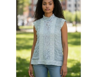 Blusa sem mangas com gola alta e detalhes em renda transparente em tons de azul claro/verde.