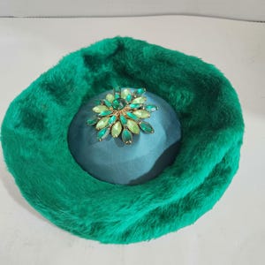 Sombrero vintage de piel verde duquesa con broche de diamantes de imitación, hecho en Italia, accesorio de invierno para mujer.