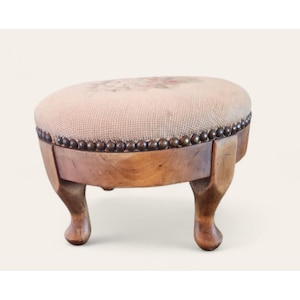 Repose-pieds vintage en bois avec rembourrage floral brodé et garniture de têtes de clou - Design artisanal