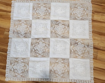 Vintage Quadratische Leinen Tischdecke mit Verwickeltem gesticktem Blumenmuster & Häkelspitze Umrandung Beige Weiß