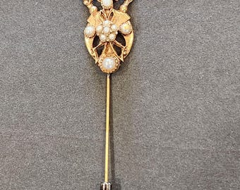 Épinglette antique dorée avec ornements et accents de perles artificielles par Florenza