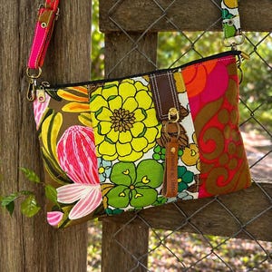Bolso bandolera Patchwork Flowers: Telas recicladas, correa ajustable.