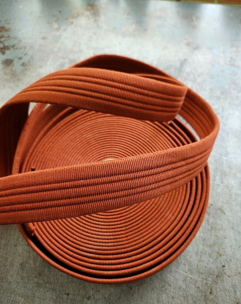 K&ouml;nnte beinhalten: Ein Set aus drei Keramikbechern mit gesprenkelter, matter Oberfl&auml;che. Die Becher sind in Creme-, Hellgrau- und Dunkelgraut&ouml;nen gehalten. Jeder Becher hat ein schlichtes, minimalistisches Design.