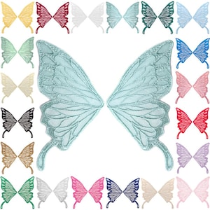 Może przedstawiać: Zestaw 18 aplikacji w kształcie skrzydeł motyla w różnych kolorach, w tym żółtym, czerwonym, białym, niebieskim, zielonym, różowym i fioletowym. Skrzydła wykonane są z delikatnego materiału koronkowego i mają szczegółowy wzór.