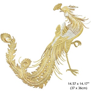 Peut inclure: Applique de phénix brodée en or avec un contour blanc. La taille de l'applique est de 37 cm par 36 cm.