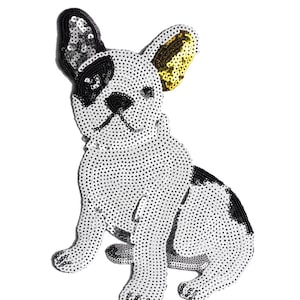 Könnte beinhalten: Ein weißer, schwarzer und goldener Pailletten-Aufnäher mit einem sitzenden französischen Bulldoggen. Der Aufnäher ist perfekt, um Kleidung, Taschen oder anderen Stoffartikeln einen Hauch von Verspieltheit zu verleihen.