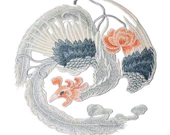 Puede incluir: Parche de hierro bordado con un fénix blanco con cola gris y negra, una flor roja y una cabeza roja y naranja. El fénix está rodeado de plumas blancas.